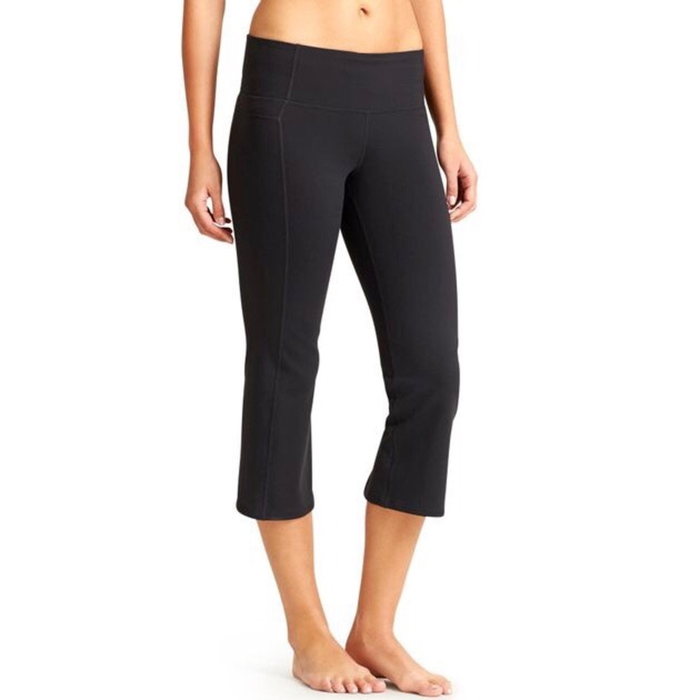 Athleta Black Power Up Capri Leggings